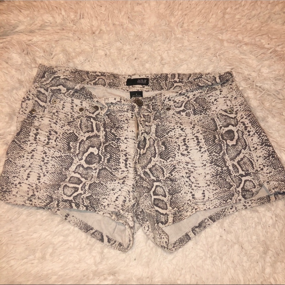ana Cream and Black Snake Skin Design Shorts